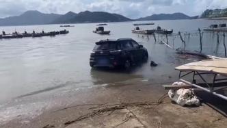 男子出海釣魚將車停在碼頭，返回時車已“入海”