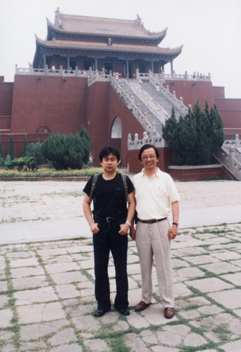 卢昂(左)与导师张仲年教授一起采风