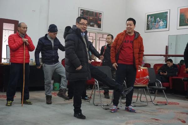 卢昂执导秦腔《易俗社》时为演员示范动作
