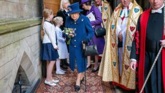 罕见！95岁英国女王拄拐杖出席公开活动