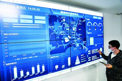 工作人员在河北省承德市双桥区石洞子沟街道永安街社区居家养老服务中心核对社区老年人线上订单。新华社发