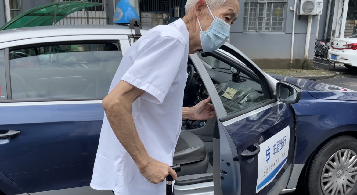 10月14日上午,上海市民范老先生拨打114叫到了出租车,叫车过程十分顺畅。 本文图片 澎湃新闻记者 陈逸欣