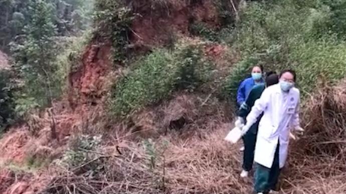 农民下山从四米高山坡跌落骨折，三名女医护徒步上山救人