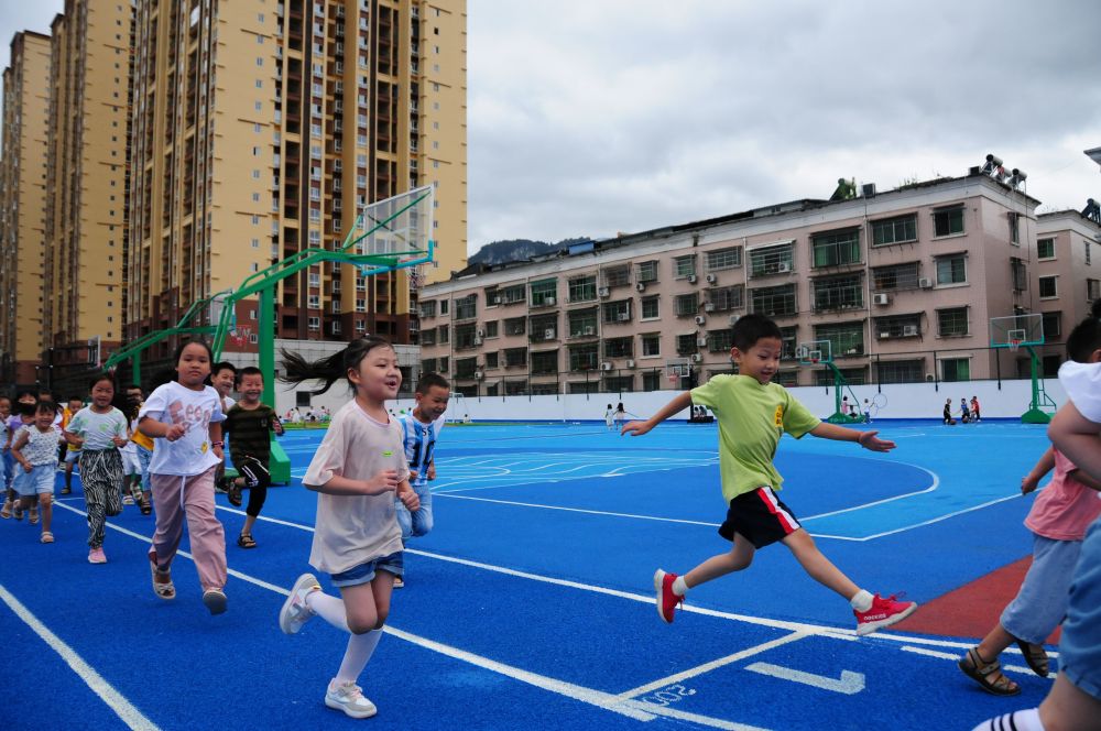 贵州石阡县第二小学学生在楼顶操场开展体育锻炼。新华社记者胡星摄