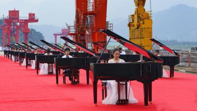 百台钢琴在三峡大坝奏响“长江赞歌”