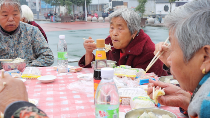 重阳节，河南卫辉一村支书广播喊话老人团圆吃饺子