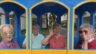 “坐小火车、玩旋转木马”，上海这群“老小孩”秒回童年时光