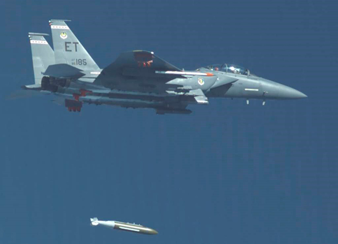 F-15E“攻击鹰”战斗轰炸机投掷GBU-72钻地制导炸弹。