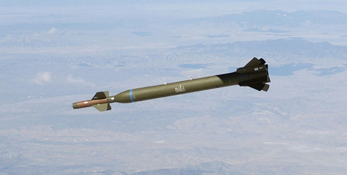 GBU-28钻地弹采用激光制导，该弹在海湾战争中表现出色。