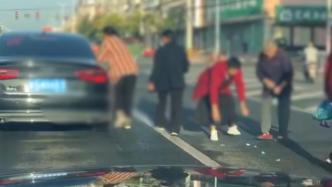 老人街頭攔婚車要紅包，司機：約3公里被攔8次，有人嫌錢少