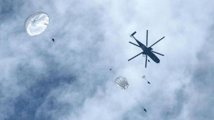 跳！西藏军区某旅女兵完成首次高原跳伞