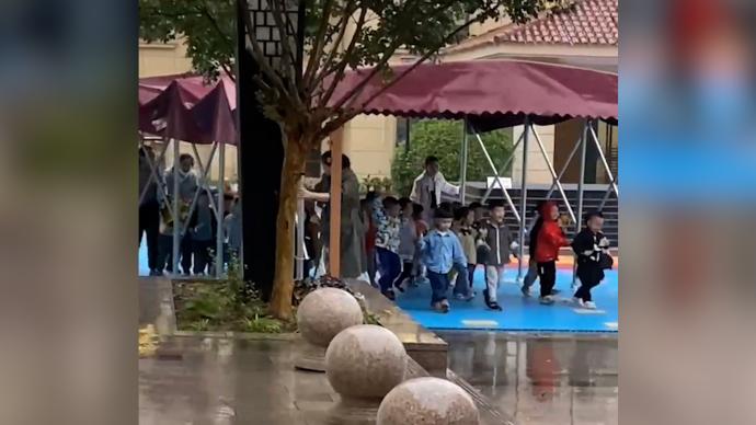 幼儿园搭起“移动雨伞”护送孩子们出校，园长：小朋友很喜欢