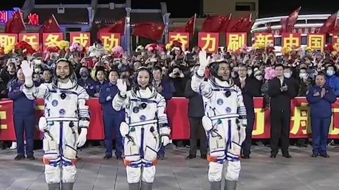 新“太空出差三人组”踏着《歌唱祖国》歌声出征