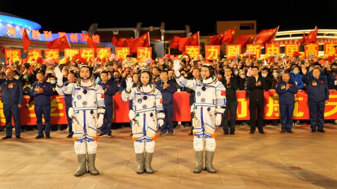 神十三航天員翟志剛、王亞平、葉光富出征