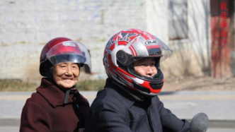 男子骑摩托带九旬老母远游：32年换过5辆车，每年出游十余次