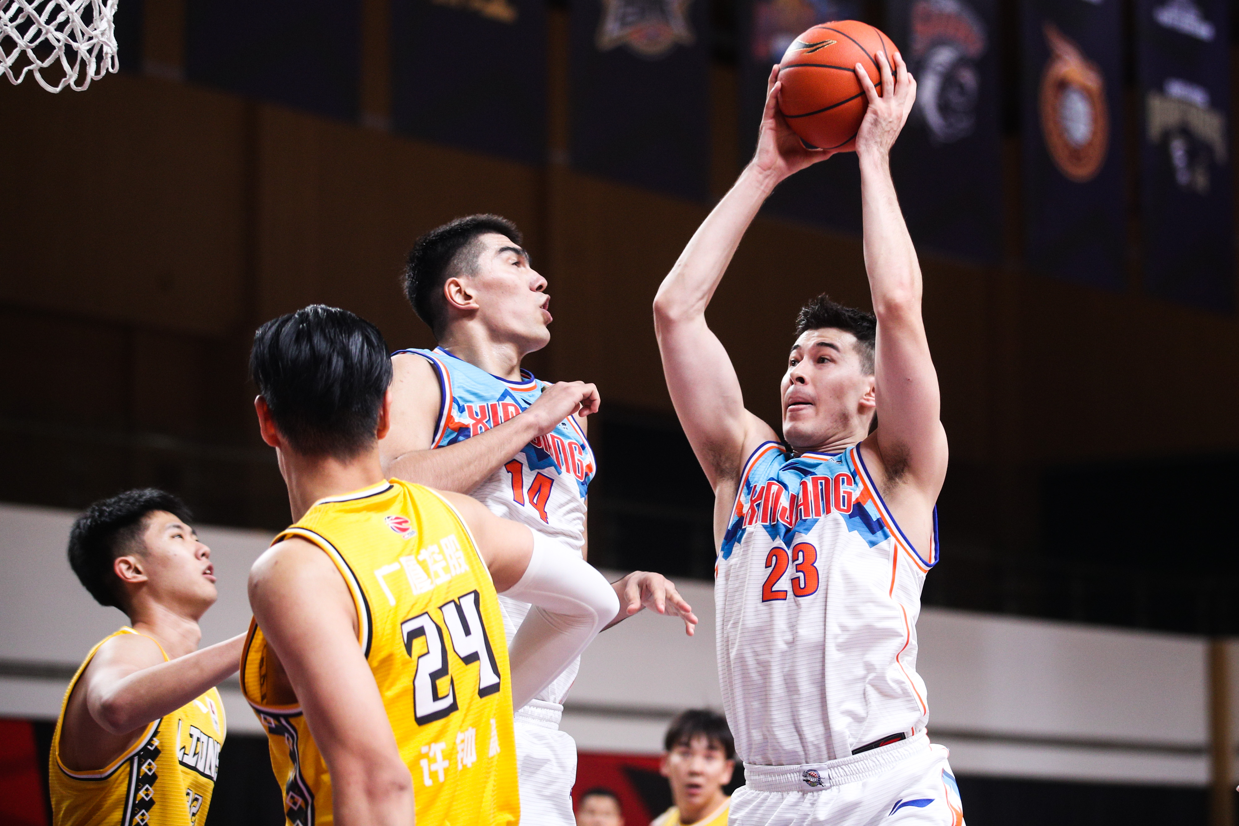 体坛联播拜仁榜首大战7分钟4球没有周琦新疆队输39分