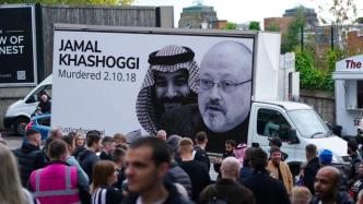 不满沙特财团收购英超球队，抗议者场外放置卡舒吉案标语