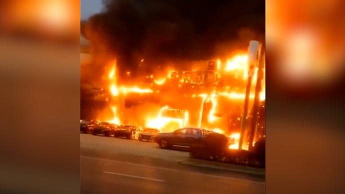 阜阳一汽车销售门店起火，多辆汽车被烧