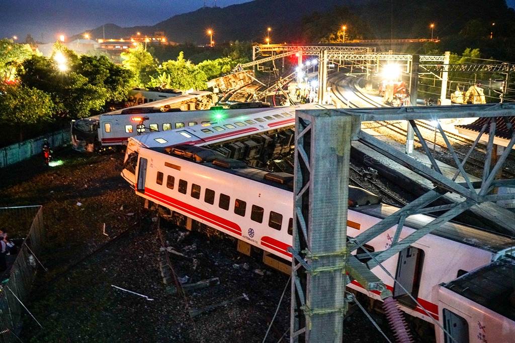 3年前台铁普悠玛翻覆事故致18死，肇事司机今日获刑4年半
