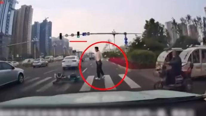 聊城警方：向机动车道抛摔共享单车致三车追尾者已到案