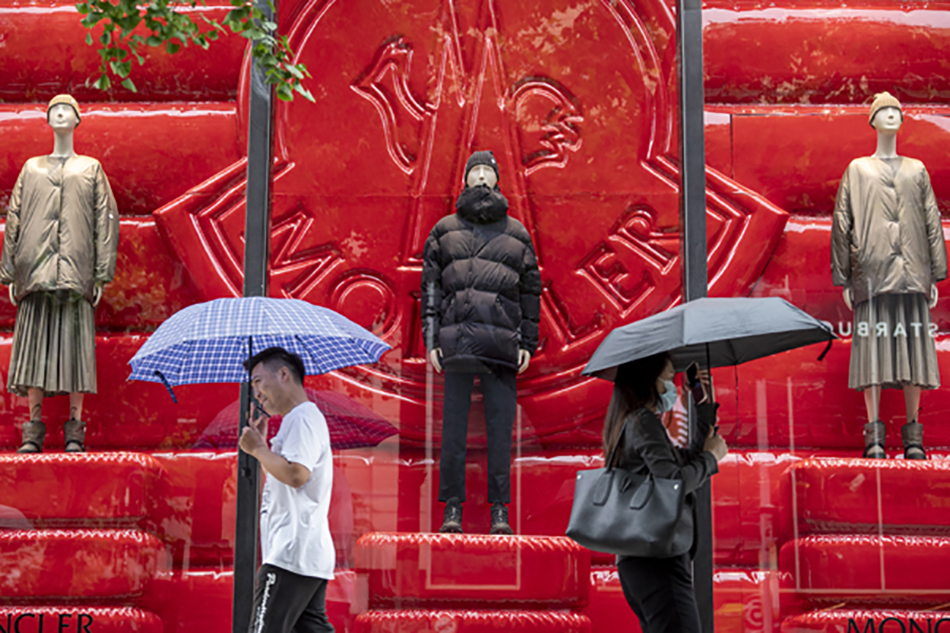 2021年10月11日，受北方冷空气南下影响，上海当日气温明显下降，有市民已经穿上了秋装，沿街店铺的展示柜也换上了冬装。孙湛/澎湃新闻 图
