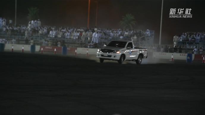 为培养赛车爱好者兴趣，科威特举行汽车漂移赛
