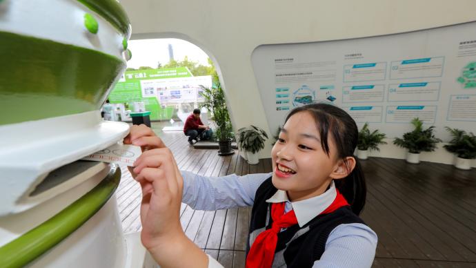智能机械臂盖邮戳科技感爆棚！上海国际汽车城主题邮局开业