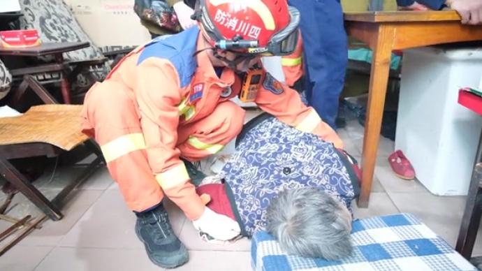 94岁独居老人倒卧家中3天，消防破门救出