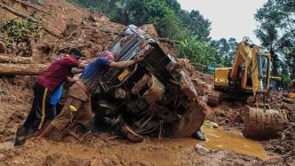 印度南部遭暴雨袭击已致27死，救援队发现三个孩子相拥离世