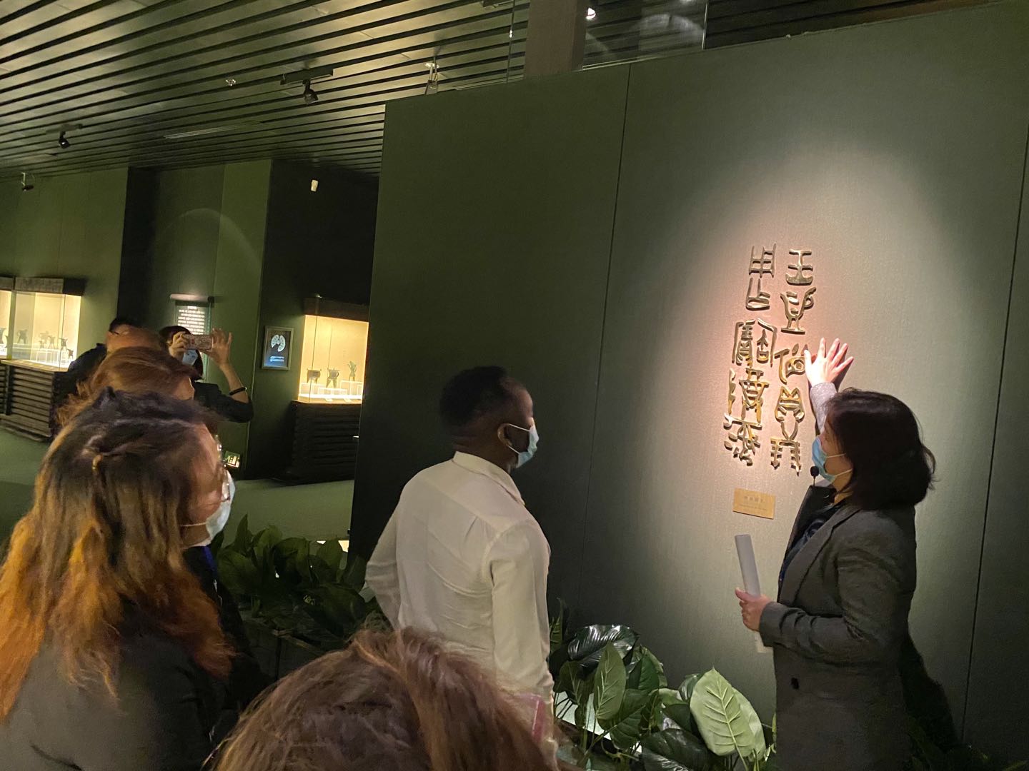 导览人员向外方嘉宾讲解青铜器铭文  本文图均为澎湃新闻记者 徐萧 图