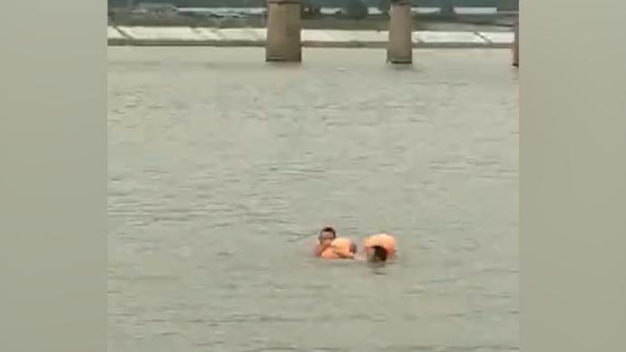 乐山一男子下河游泳缺氧脱力，游泳爱好者将其救起