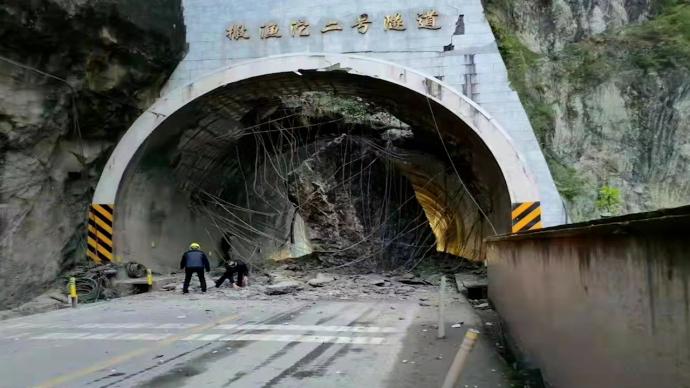 云南盐津县一隧道发生山体崩塌，道路双向阻断