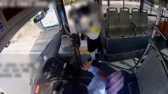 女乘客生理期遇尴尬，公交司机送上外套化解