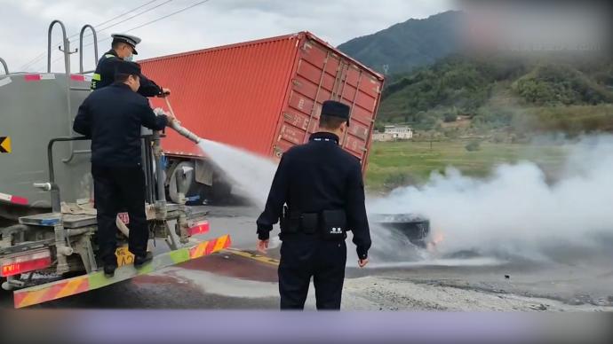 洒水车抢了消防车的活！民警借洒水车给自燃车胎灭火