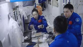 揭秘太空“盲盒”：准备专属食谱，为女航天员定做舱外航天服