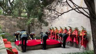 鲁迅逝世85周年，上海百余位市民在鲁迅墓前追忆缅怀