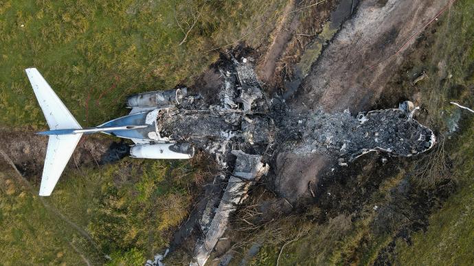 美国得州一飞机撞上电线坠毁，机上21人全部生还