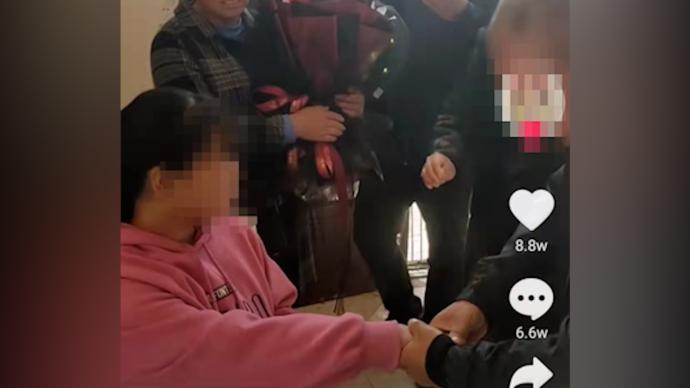 18岁残疾女孩订婚时面无表情，哥哥：已退婚，帮她自力更生