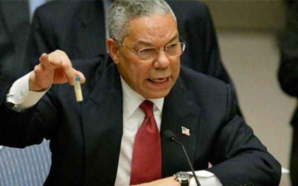 2003年2月，鲍威尔在联合国大会上发表演讲，拿出一小管白色粉末作为伊拉克研制化学武器的证据。