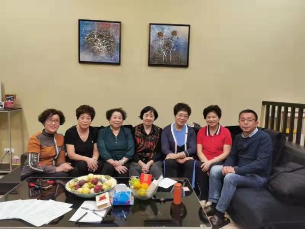 黄女士与签署捐献志愿书的六位亲友  温州市眼库 图