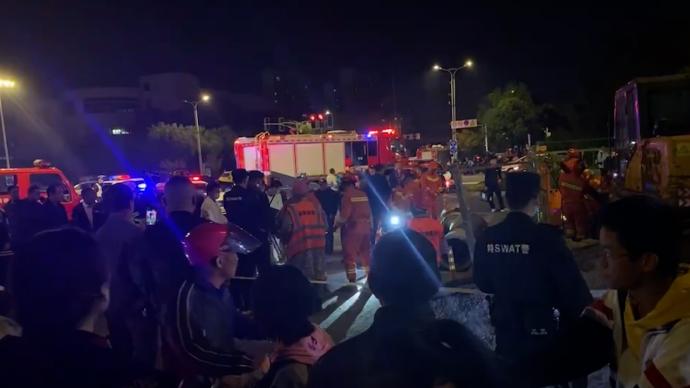 馬鞍山一工地塌方一工人被埋,特警和消防救出