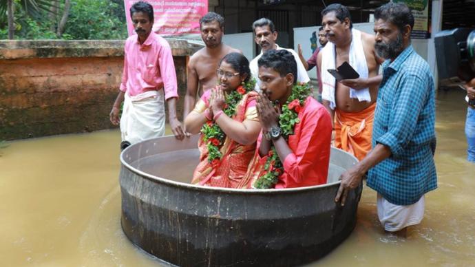 洪水中的婚礼！印度新人乘坐大锅前往寺庙结婚