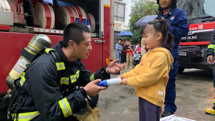 消防员成功灭火后，4岁女孩送牛奶表敬意
