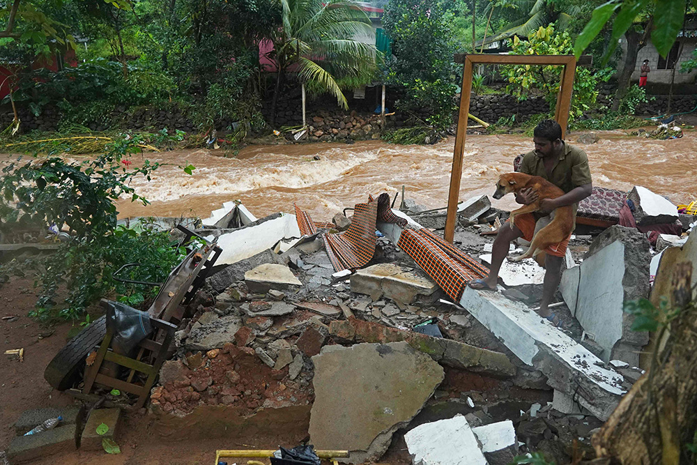 当地时间2021年10月16日, 印度南部喀拉拉邦近日持续遭暴雨袭击,多地