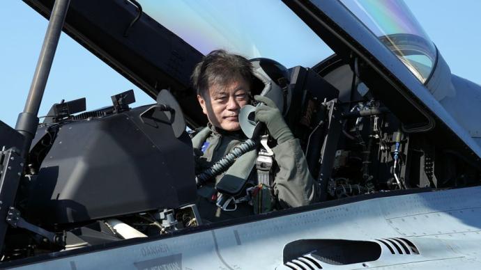文在寅乘韩国国产战机现身防务展：想做全球国防工业领导者