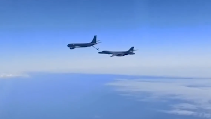 俄罗斯两架战机黑海上空伴飞美军轰炸机