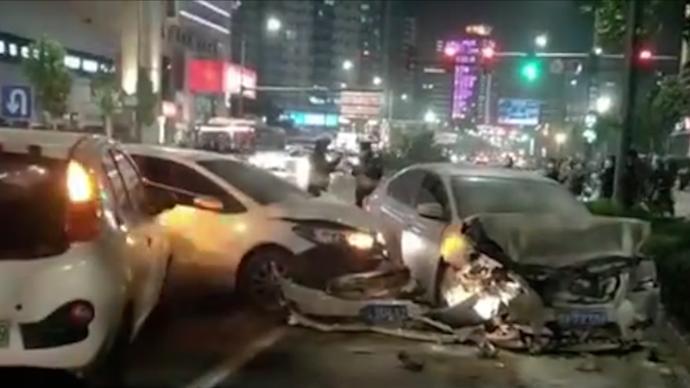 郑州一男子开车时突发低血糖，意识模糊连撞两车