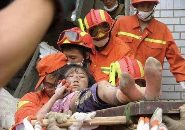 牛钰在汶川地震中被埋三天三夜后获救。网络图