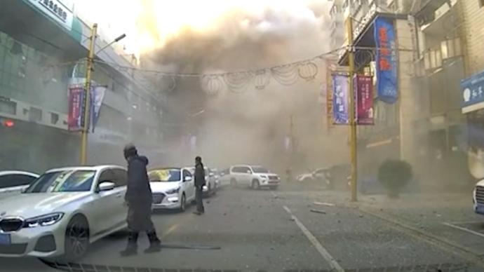 沈阳一饭店燃气爆炸楼体受损严重，行车记录仪拍下爆炸瞬间