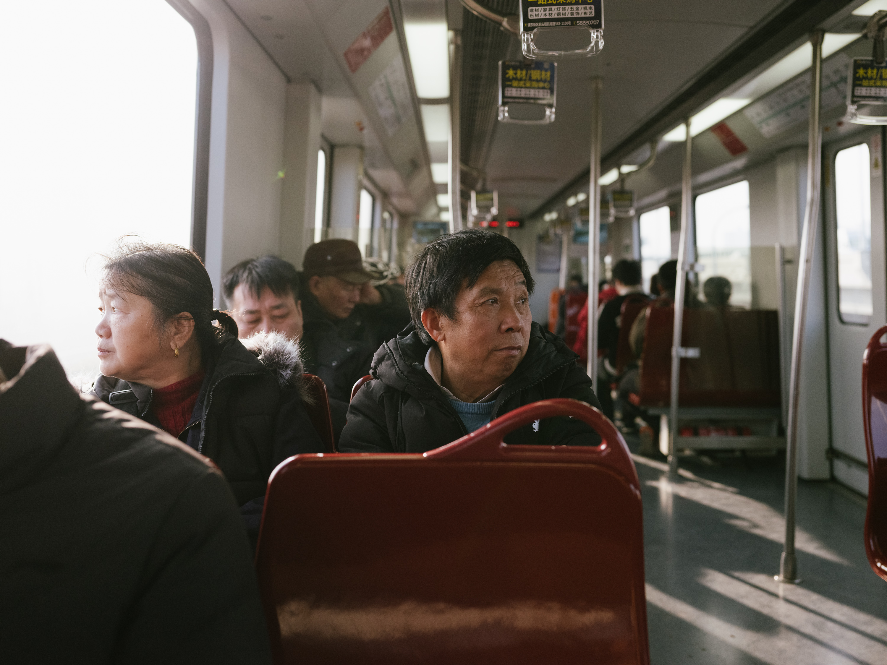 2019年,上海,乘坐公共汽车的人。公共交通正在进行电力化,未来也要面临电池等系统的更新。澎湃新闻记者 周平浪 图